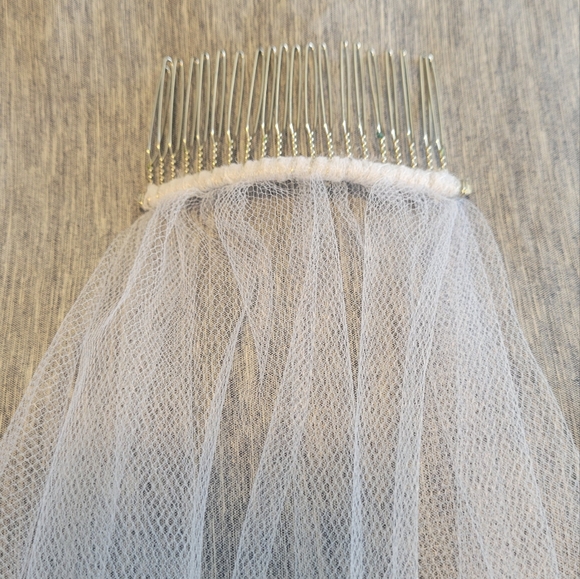 Hand-Made White Lace Veil (Hip-Length) - Picture 6 of 10